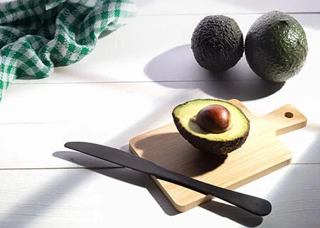 Abacate e seus benefícios: comer a fruta todo dia faz bem ao intestino