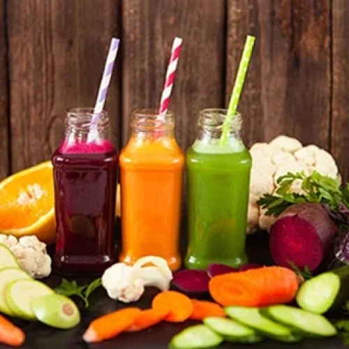 Três sucos naturais e refrescantes com verduras e legumes